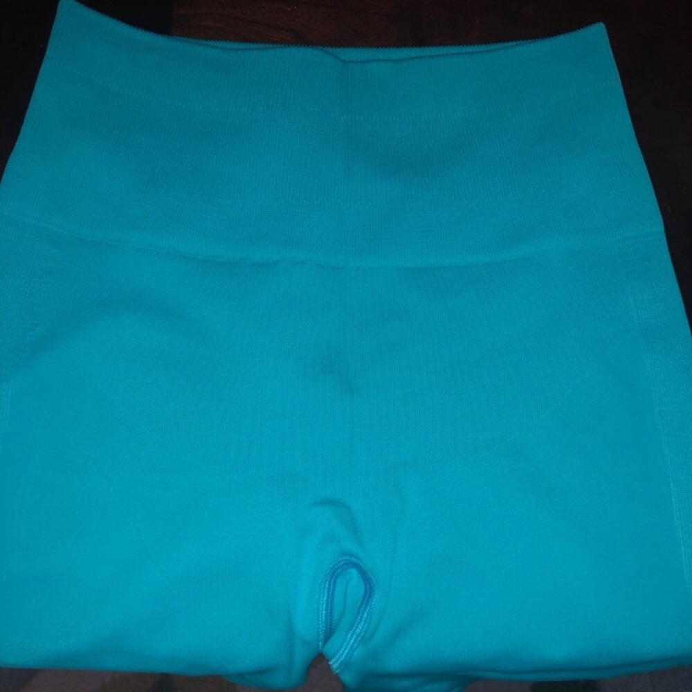 Lululemon Zone-In Crop - image 3